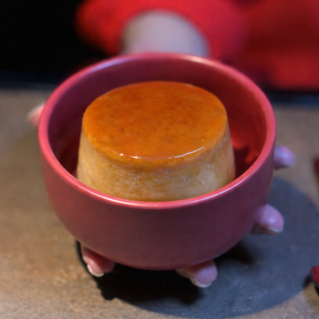 PUDIM DE LEITE CONDENSADO, COM CALDA DE CARAMELO SALGADO. "Nosso cachorrinho é tão amável que seria um pudim, se ele fosse uma sobremesa. O apelido dele é Doçura. É pra ele e suas manchas caramelo esta homenagem." *Imagem ilustrativa. Enviamos em recipiente descartável.