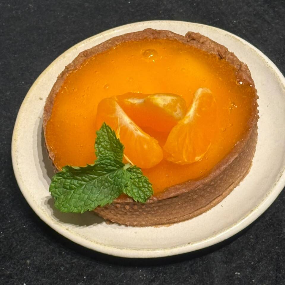 Massa de chocolate recheado com creme de tangerina e cobertura de geleia de tangerina.