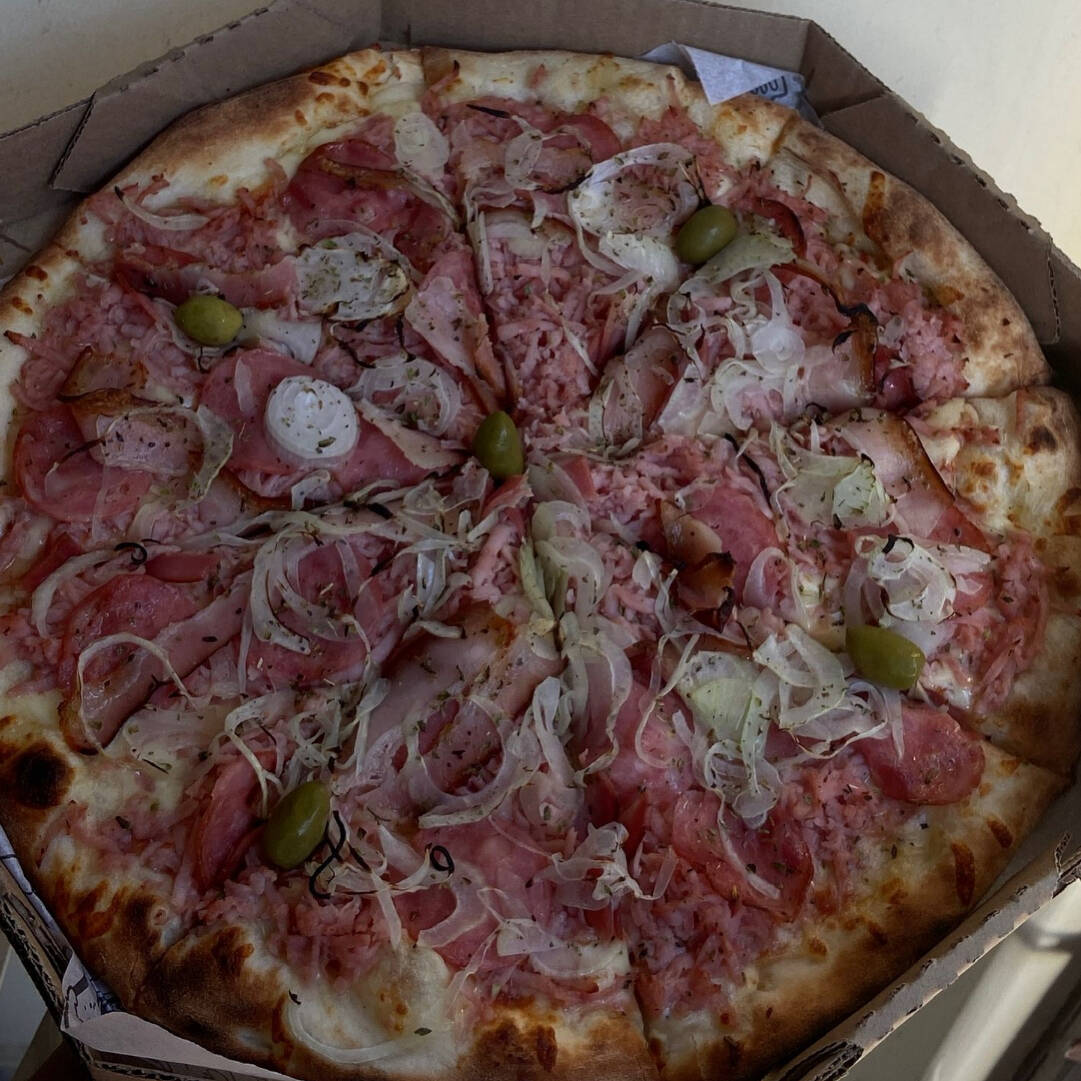 molho, mussarela, presunto, calabresa, bacon, cebola e oregano