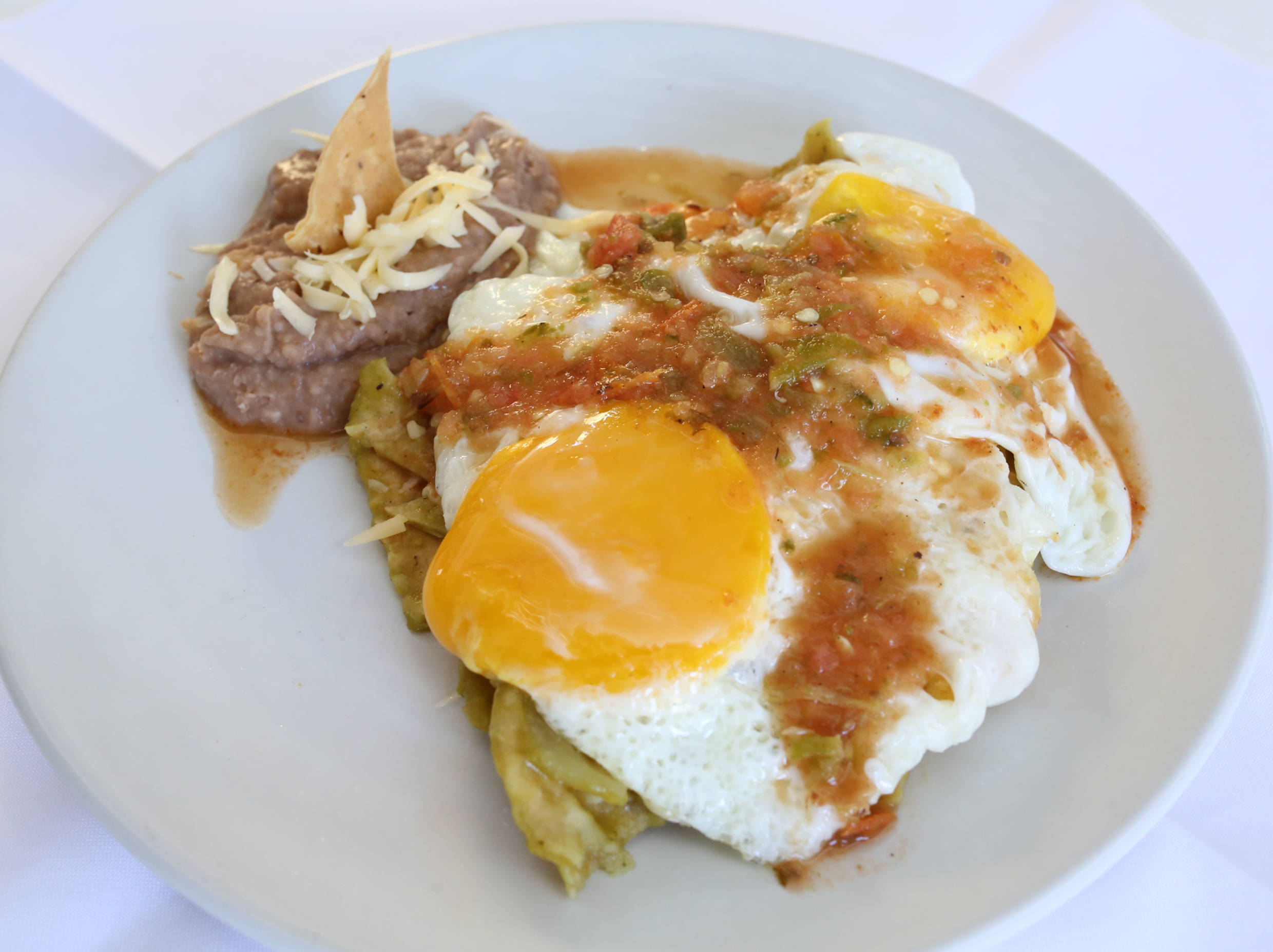 Huevos con Guiso
