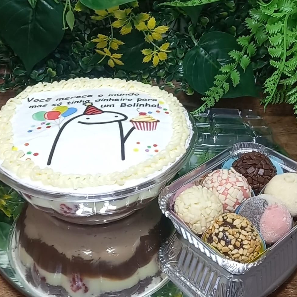 Bolo de Chocolate Trufado preto e branco com morangos e papel arroz com tema Vc merece o mundo... Caixa com 6 doces gourmet e vela colorida caracol. Kit serve ate 6 pessoas.