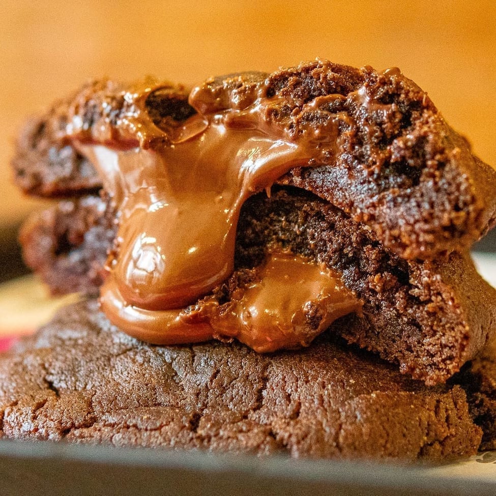 Nosso cookie bem chocolatudo, feito com massa de chocolate, mix de gotinhas de chocolate meio amargo e chocolate ao leite, e suuuper recheado com a mais pedida, Nutella!Recomendação: indicamos que aqueça por 20 segundos no microondas