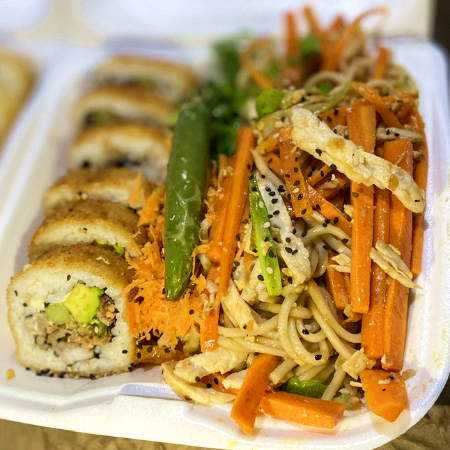 Medio Mexicali Roll + Medio Yakiudon de Pollo