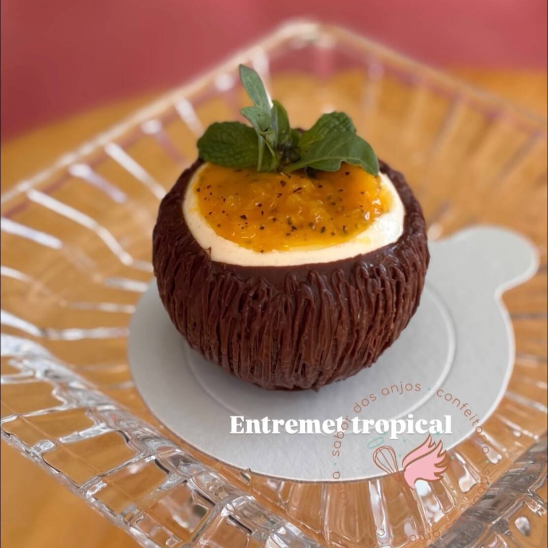 Um entremet é uma sobremesa francesa clássica, elegante e sofisticada, composta por múltiplas camadas bem definidas de texturas e sabores variados, como mousse, cremes, geleias, bolos e bases crocantes de maracuja, manga, abacaxi