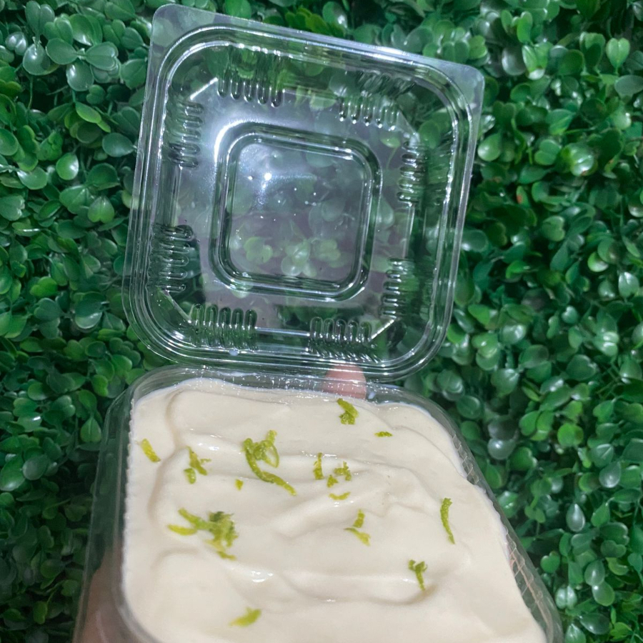 Deliciosa cobertura de ninho, por cima de camadas de biscoito maisena, um mousse de limão e raspas de limão por cima