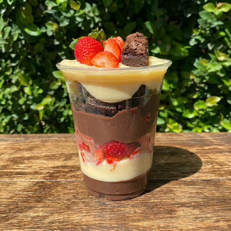 Brigadeiro de leite ninho com brigadeiro de chocolate pedaços de Morangos e brownie