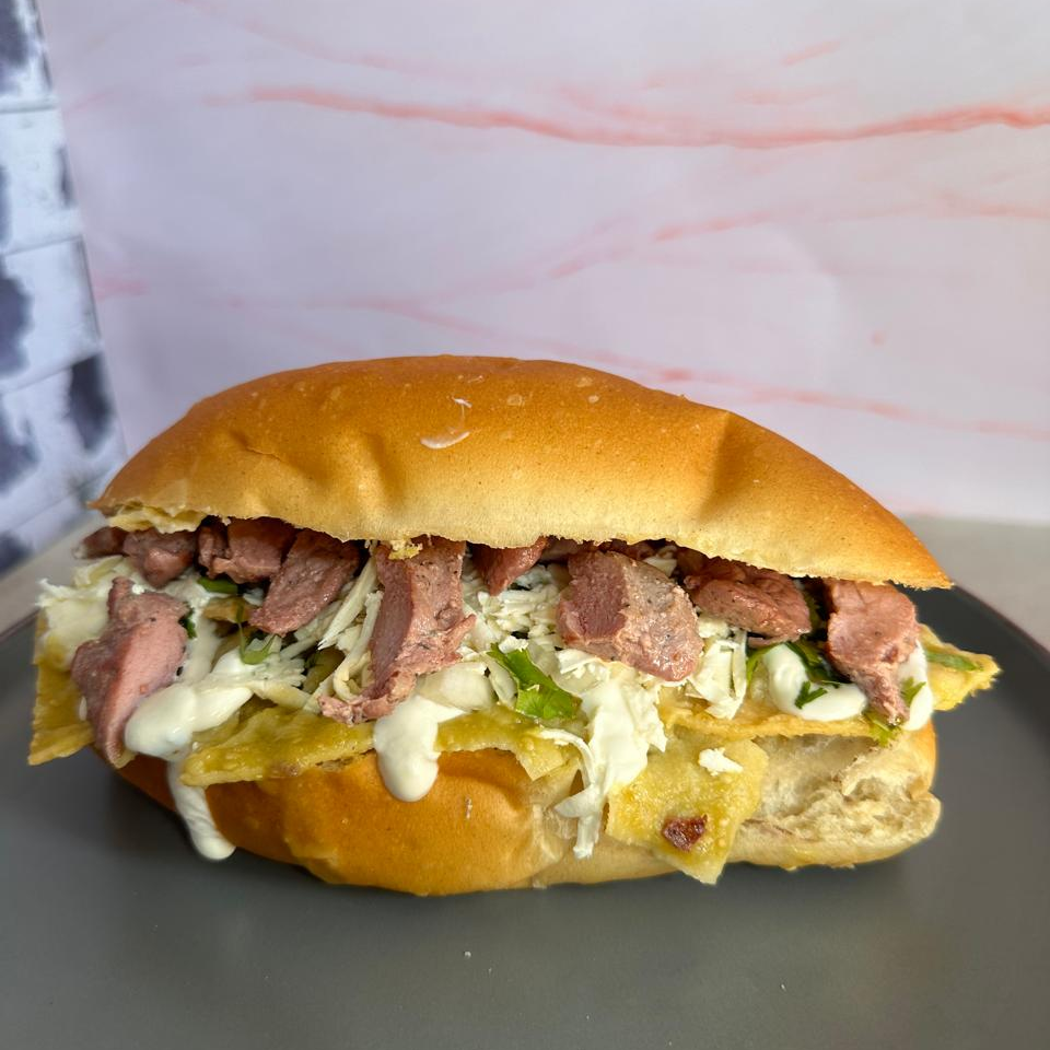 Torta de Chilaquiles con Arrachera