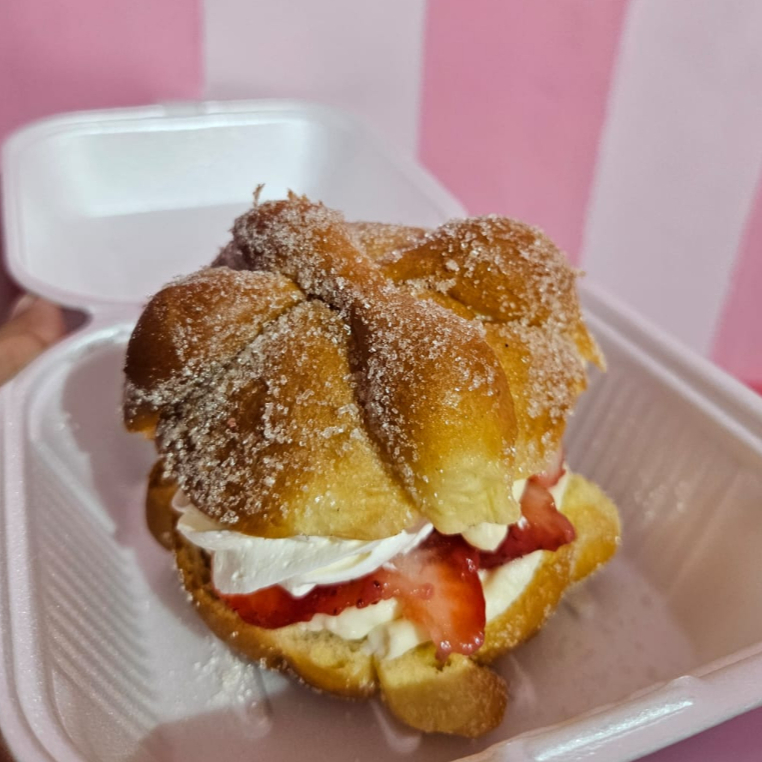 Mini Pan de Muerto Relleno de Fresas con Crema