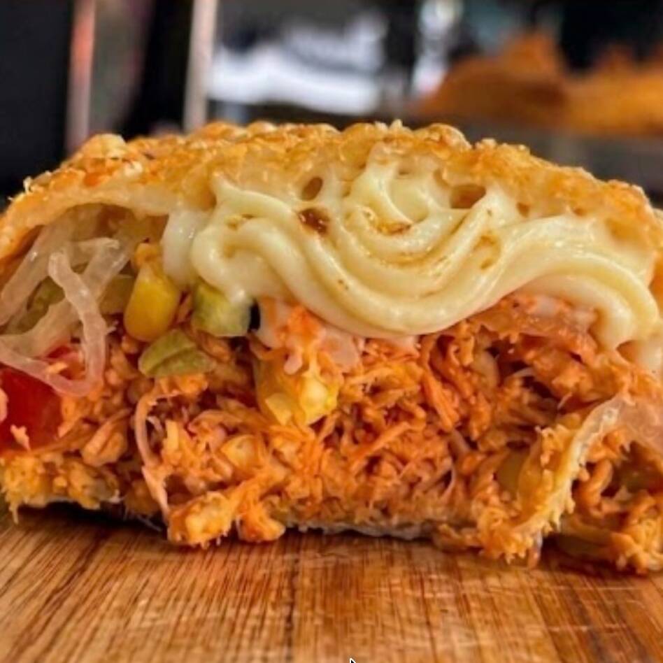Frango, catupiry, tomate, cebola, azeitona e milho.