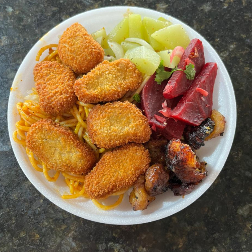 ACOMPANHA ARROZ, FEIJÃO DE CALDO,MACARRÃO, VERDURA, BANANA FRITA,NUGGETS E SALADA !! NA FALTA DE ALGUMA GUARNIÇÃO SERA SUBSTITUIDA POR ALGUM ITEN QUE ESTIVER NA CUBA !!