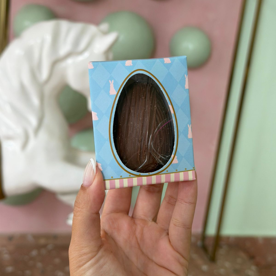 Casca de chocolate ao leite recheada com cocada cremosa. Aprox. 70g