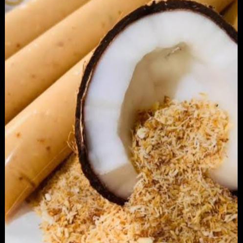 O geladinho de coco queimado com leite condensado é uma sobremesa gelada, cremosa e saborosa que combina a doçura e a maciez do leite condensado com o sabor marcante e ligeiramente defumado do coco tostado.