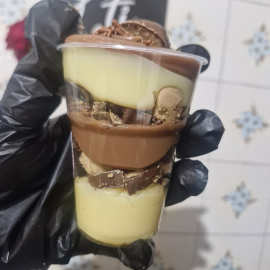 No nosso delucioso Copo Sonho de Valsa acompanha 2 camadas de bombom Sonho de Valsa 1 camadas de brigadeiro Ninho com 2 camadas de um cremoso brigadeiro tradicional. Finalizado com bombom Sonho de Valsa e granulado.