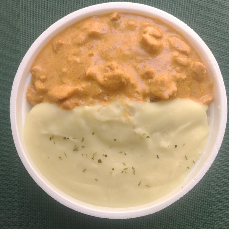 Marmita com delicioso filé de frango ao molho estrogonofe acompanhado de arroz branco e purê. Marmita indicada para 01 pessoa aproximadamente 500g