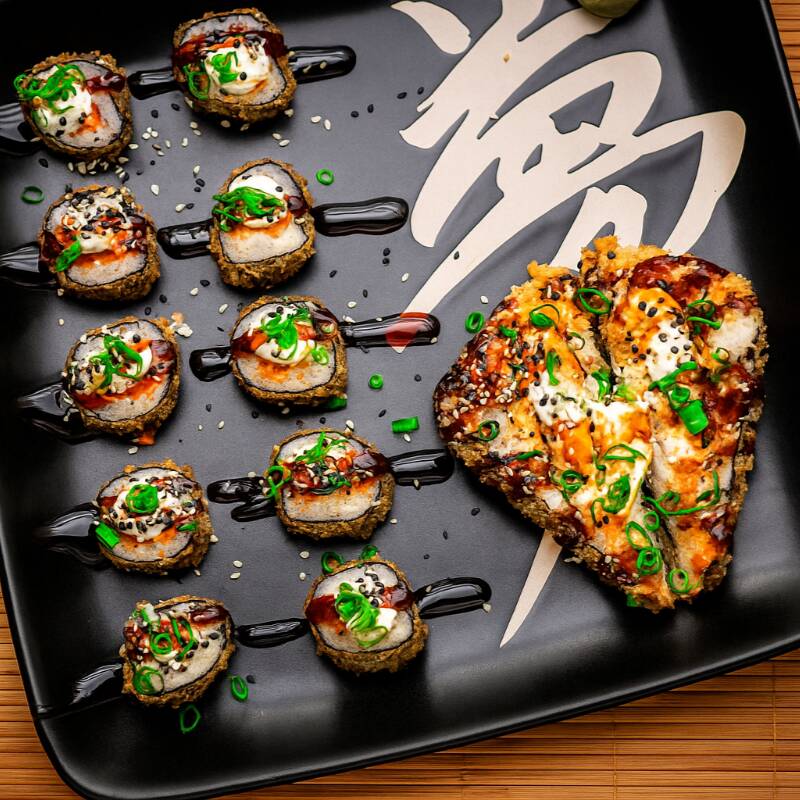 Acompanha 1 Temaki Hot + 10 Hot Roll