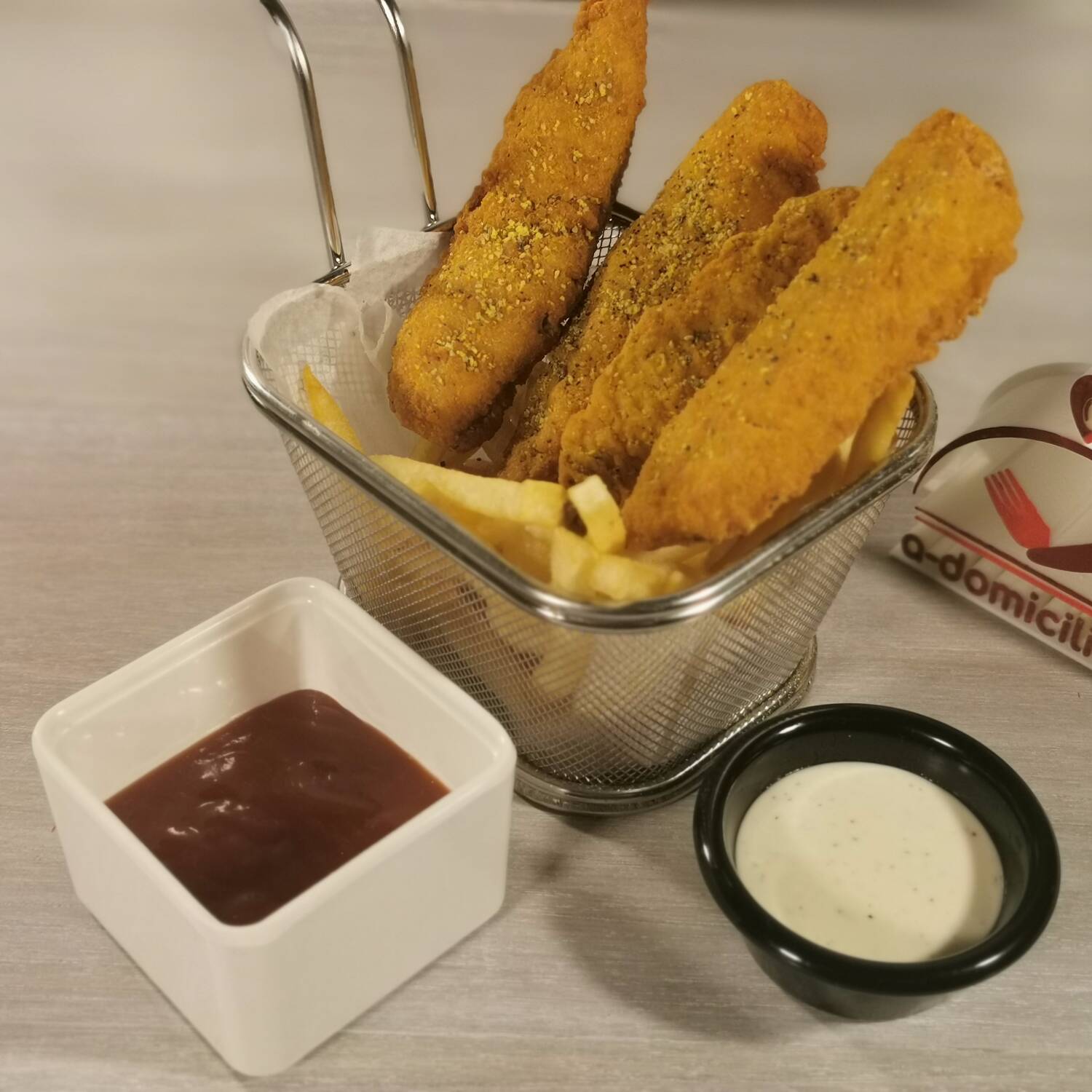 4 lemon pepper tenders con papas