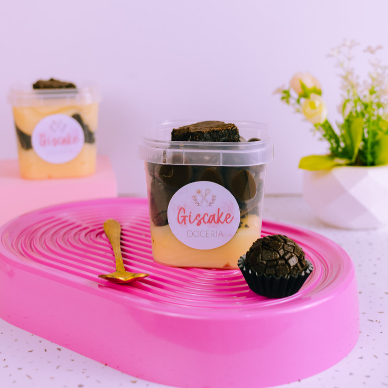 Brigadeiro de chocolate cremoso, pedaços de brownie meio amargo e brigadeiro branquinho