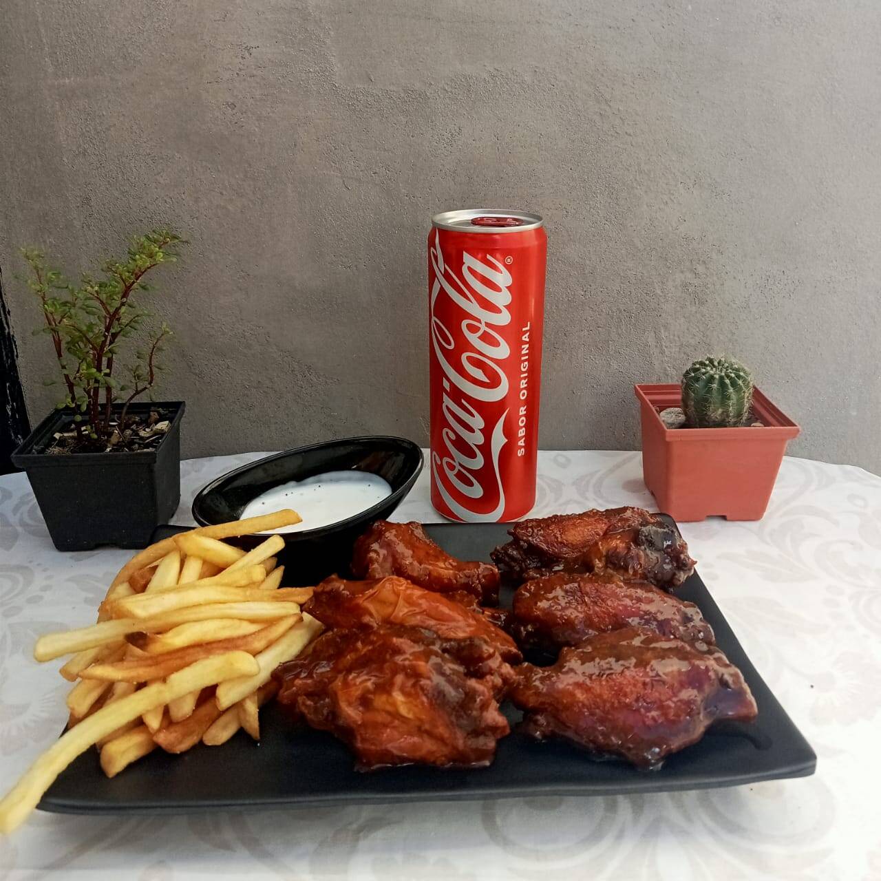 10 Alitas + Papas a la Francesa + 1 Bebida