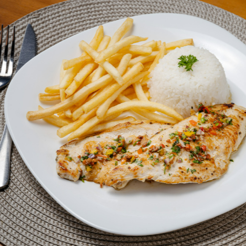 Filet de Frango Grelhado com arroz, feijão, fritas e salada