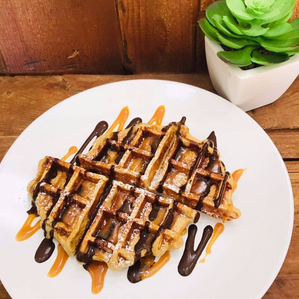 Waffle de Vainilla con Chocolate y Caramelo
