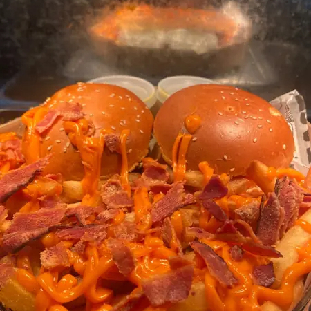2 hambúrgueres Cheddar e Bacon acompanha Batata Cheddar Bacon. Perfeito para quem gosta de bastante Cheddar e Bacon