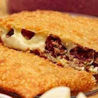 Pastel crocante com recheio de calabresa, pimenta calabresa e queijo derretido.