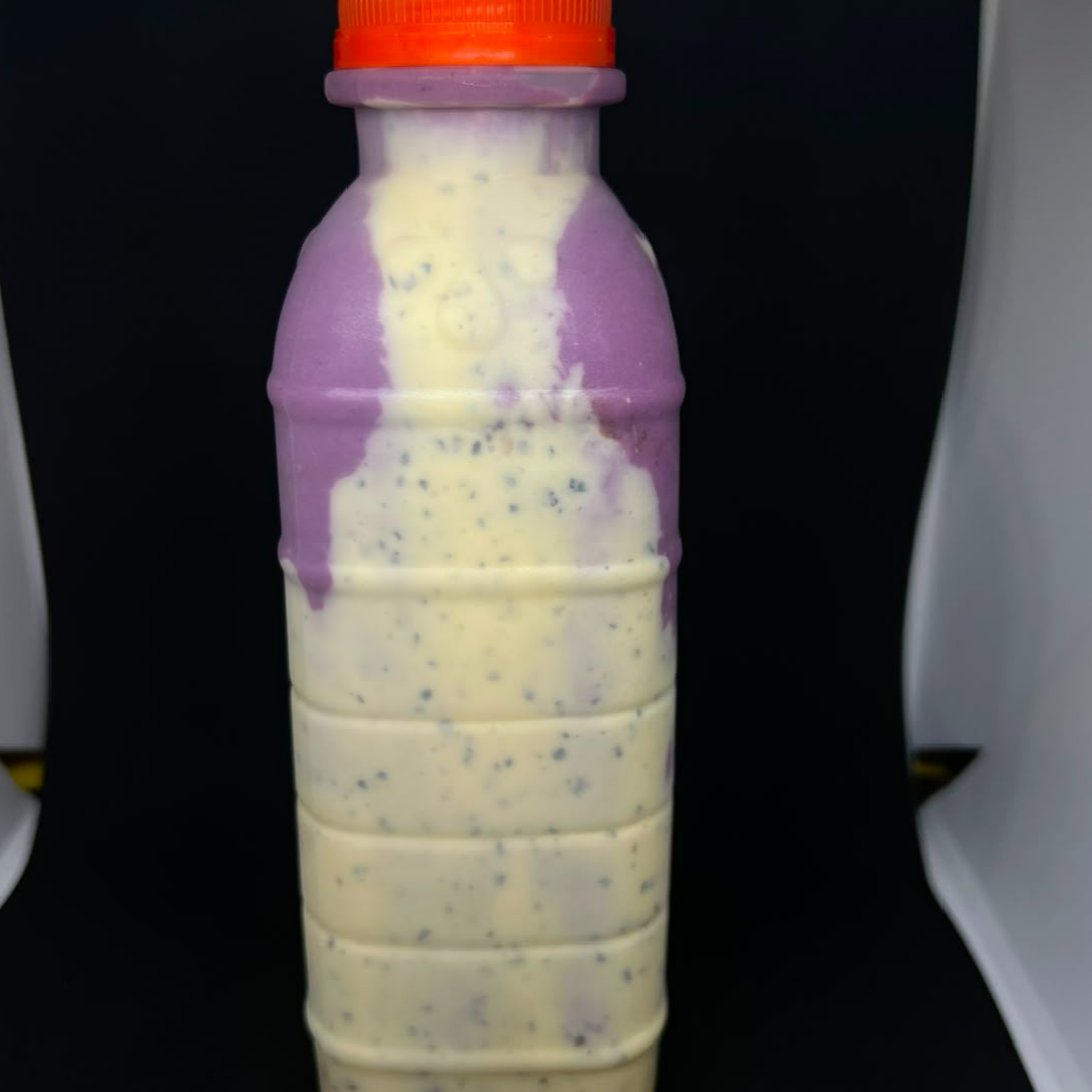 Deliciosa vitamina de açaí com mousse de maracujá.