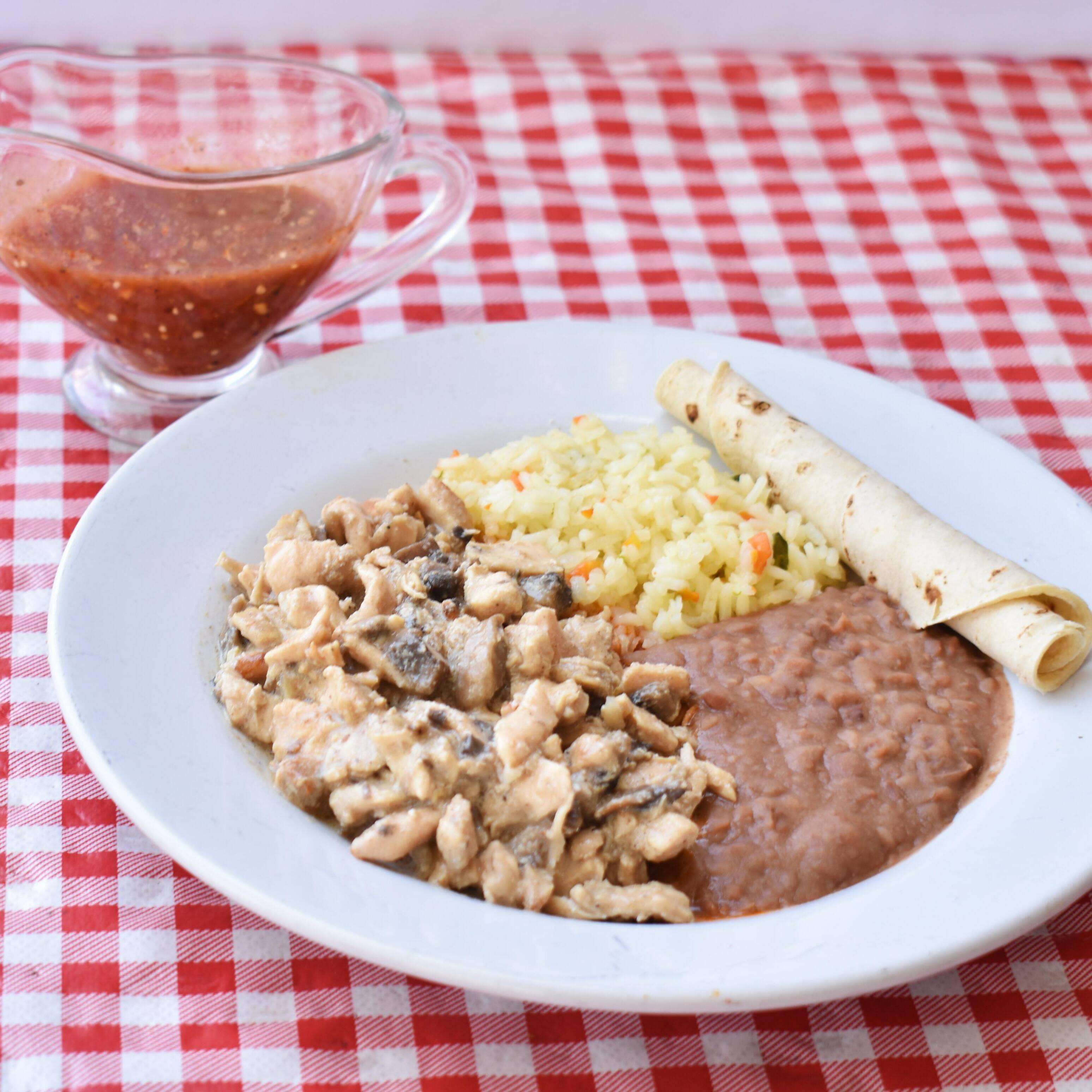 Pollo en Crema de Champiñones. (Pechuga ).
