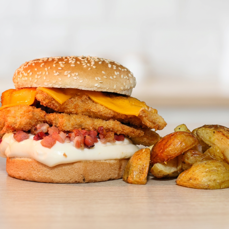 Desfrute de um delicioso - Lanche de frango com Catupiry Original com bacon picado. Este prato é composto por dois suculentos filés de frango, cuidadosamente empanado e frito, acomodado em um pão de hambúrguer de 80 gramas levemente tostado. A cremosidade do legítimo Catupiry Original se une ao derretido queijo cheddar, enquanto o bacon picado adiciona um toque de sabor defumado.
Obs:Não fazemos ALTERAÇÕES no produto!