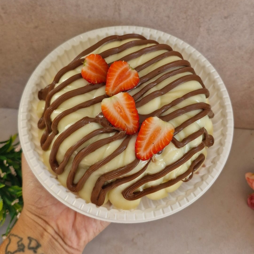 Massa de chocolate fofinha com cobertura e vulcão de brigadeiro cremoso de Leite Ninho e Nutella pura. Aprox.500gr. Serve 4 pessoas.