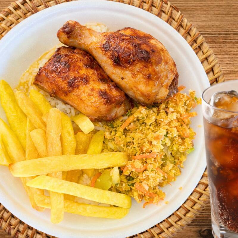 Marmitex Grande com Frango Assado (coxa e sobrecoxa), arroz branco, feijão, farofa da casa e uma guarnição de sua escolha.