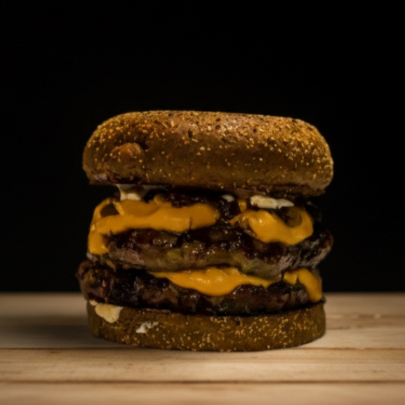 Pão Australiano, 2 Carnes de 100g, Cebola Caramelizada, Cheddar. Foto Ilustrativa. Hamburguer artesanal