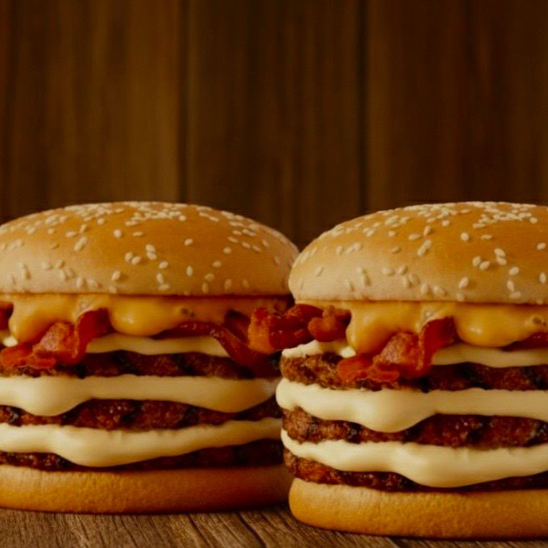 Pão, 3 Carnes, Cheddar, Bacon, Calabresa, barbecue , Cebola Caramelizada, maionese de alho, requeijão e batata palha