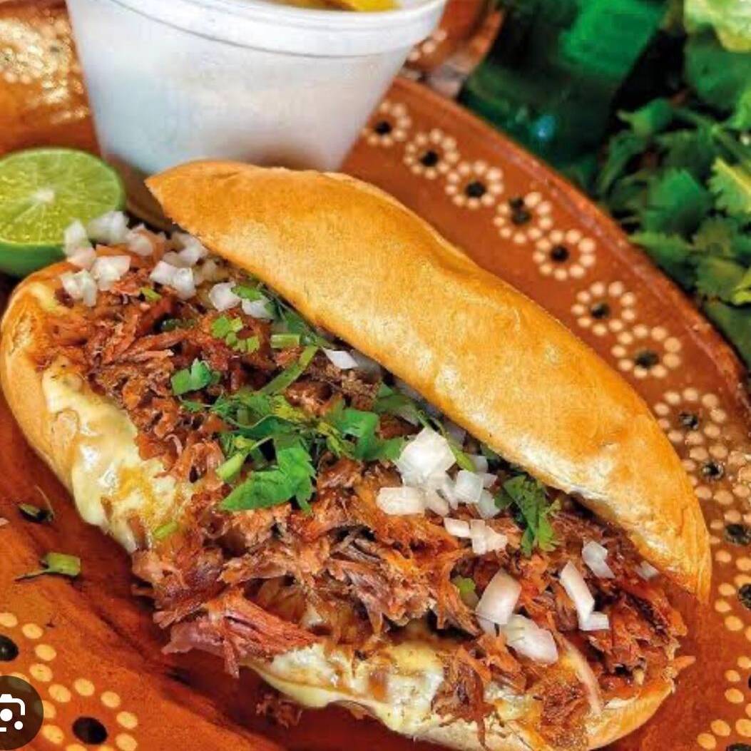 TORTA BIRRIA DE RES EN COMBO CON CONSOME