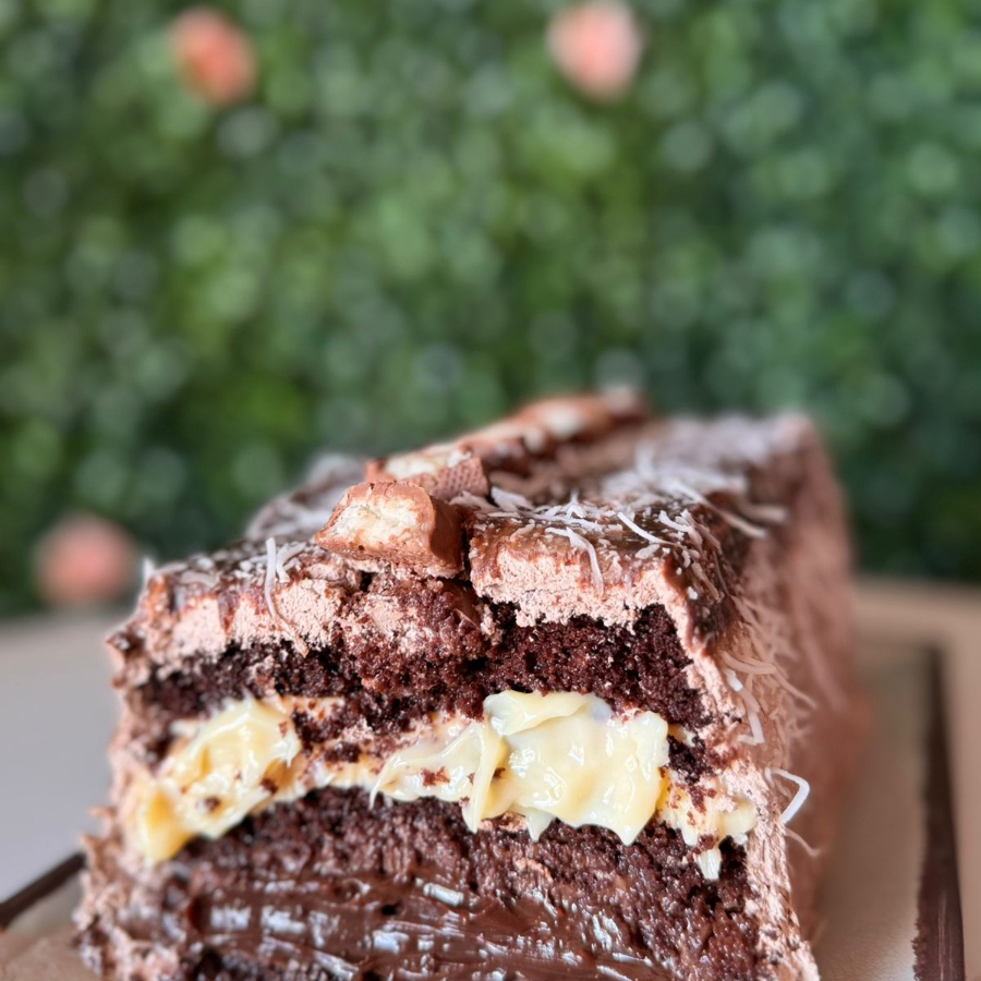 Massa de chocolate Recheio de brigadeiro e beijinho