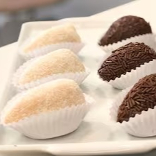 Delicie-se com a nossa Coxinha de Ninho, um deleite de 70g perfeitamente equilibrado em sabor e textura. Este prato é uma fusão apaixonante de um suave brigadeiro de Ninho, encantadoramente cremoso, com a frescura vibrante dos morangos mais frescos. Uma combinação inesquecível que promete agradar mesmo os paladares mais exigentes. Desfrute desta oferta indulgente da nossa categoria de Coxinha de Morango.