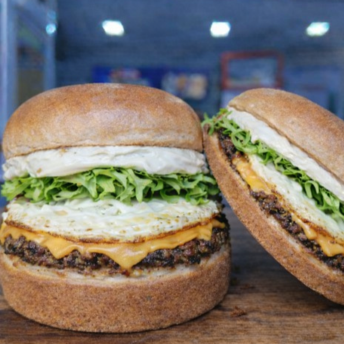 Você vai adorar essa mistura louca de sabores !
Pão Brioche , carne Artesanal 60g , queijo prato, presunto , ovo ,tomate , alface , picles , cebola picadinha e nossa deliciosa maionese caseira .