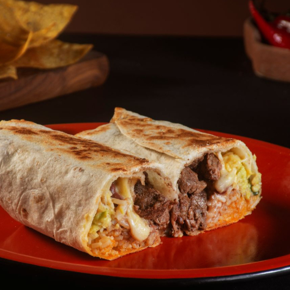 Arroz mexicano, feijão vermelho, cubos de alcatra grelhados, molho pesto de abacate e mussarela, envolto em uma tortilha de trigo selada