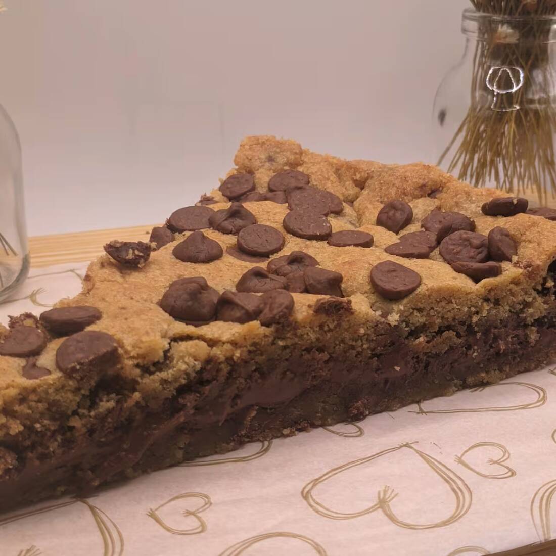 "Imagina uma mordida que derrete na boca..." Nossa fatia de cookie com Nutella é crocante por fora, macia por dentro e recheada com Muita Nutella cremosa! Perfeita para adoçar seu Dia ou presentear alguém especial. Garanta a sua agora! Quantidade limitada. Doces da Gracy – onde cada fatia é puro amor!