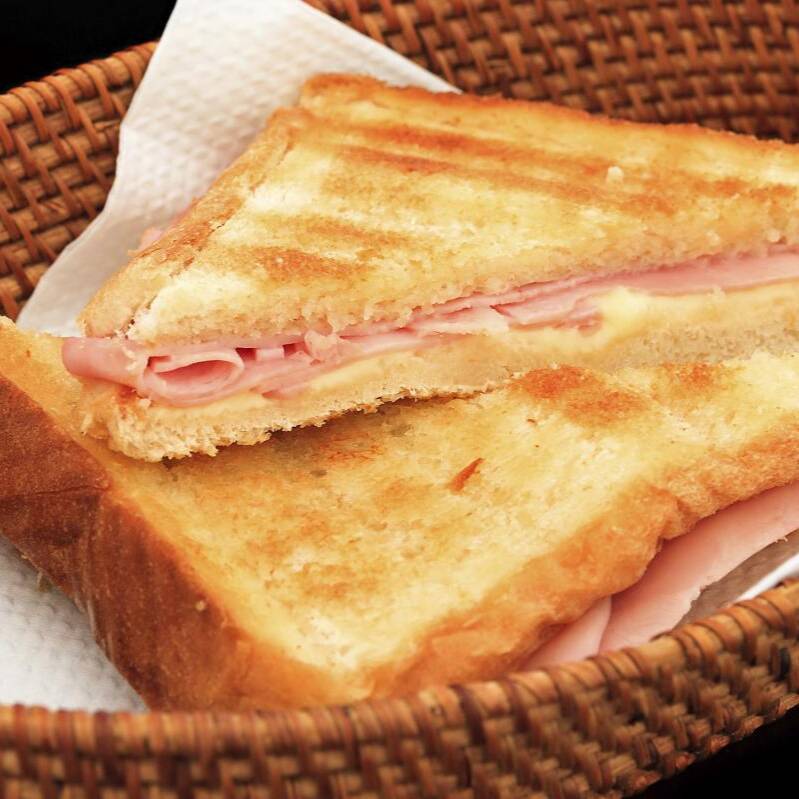 Delicioso misto quente, feito na hora, com Mozarela italiana e presunto de alta qualidade.