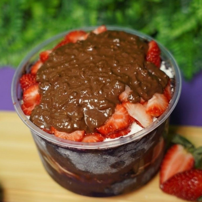 Pote com 500ml Açaí bem cremoso Trufado com recheio de avelã e morangos frescos, leite em pó, leite condensado.