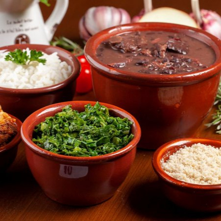 Arroz branco, feijão preto, costelinha, linguiça paio, torresmo, bisteca, carne seca, farofa, couve refogada e banana à milanesa