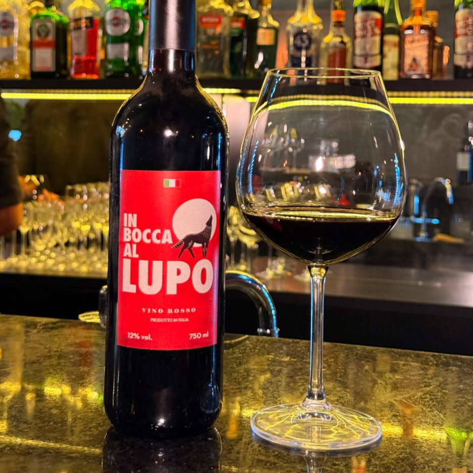In Bocca al Lupo – Tinto Italiano (Toscana) Vinho saboroso e fácil de gostar, com notas de frutas vermelhas maduras e leve toque de especiarias. Corpo médio, macio e equilibrado. Ótima pedida pra massas, pizzas e carnes.