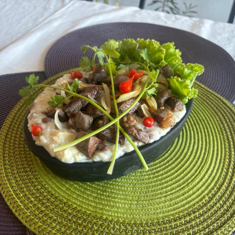Feijão verde ou macassar, arroz branco, queijo coalho, catupiry e carne de sol acebolada