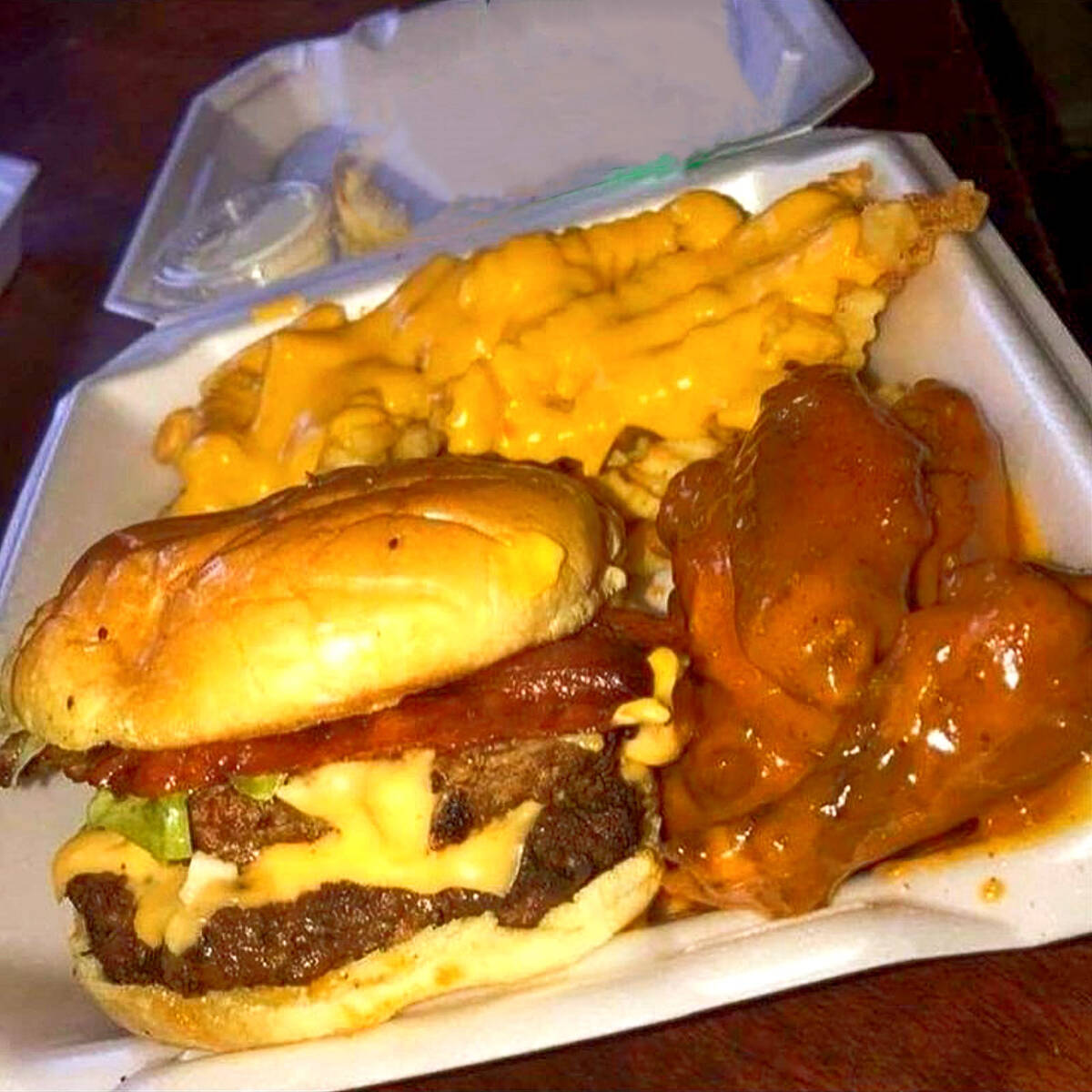 Hamburguesa Cheddar + 4 Pza Alitas + Papas