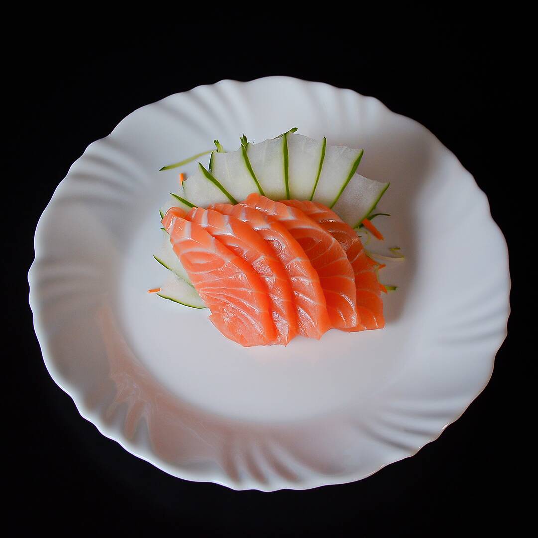 Fatias frescas e macias de salmão selecionado, servidas puras para realçar o sabor natural e a textura delicada deste peixe nobre. Uma experiência tradicional e sofisticada para os amantes da culinária japonesa.