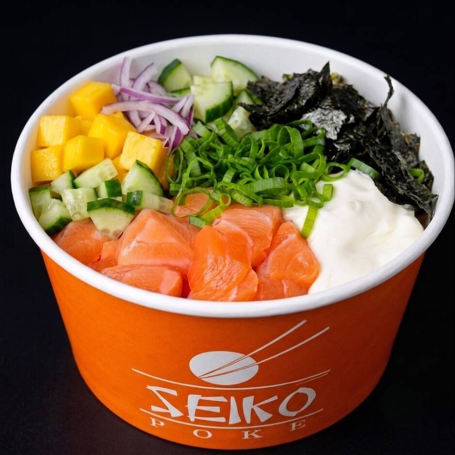 Aqui voce escolhe! Base de arroz japonês, e alga nori com: 1 proteína a sua escolha + 3 acompanhamentos a sua escolha + 1 molho a sua escolha. Alguns sabores ou acompanhamentos podem conter acréscimos.