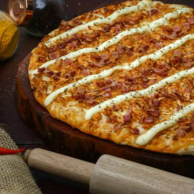 Molho de tomate, queijo mussarela, frango desfiado, bacon em cubos, requeijão e orégano.