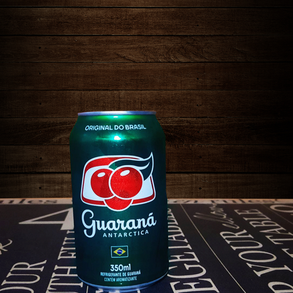 Uma bebida icônica brasileira, servida bem gelada para garantir o máximo de prazer a cada gole. O sabor único do Guaraná Antartica é incomparável e uma verdadeira delícia, sendo a escolha perfeita para acompanhar qualquer refeição ou para simplesmente refrescar o seu Dia. Experimente o sabor autêntico do Brasil com este refrigerante irresistível.