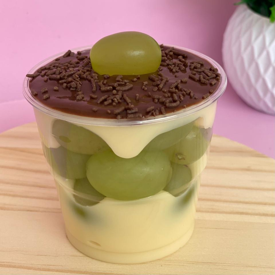 Uvas fresquinhas, creme de ninho cremoso e finalizado com Ganache de chocolate. Doce na medida certa!